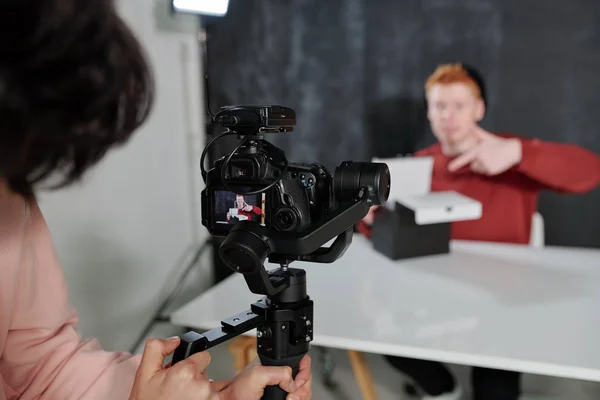 Video Operatörü Video Blogger Önünde Kamera Tutuyor Stüdyoda Masa Başında — Stok fotoğraf