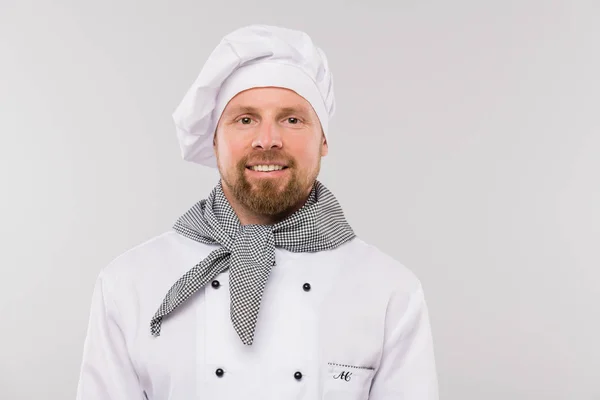 Úspěšný Mladý Vousatý Kuchař Uniformě Vás Dívá Zubatým Úsměvem Izolaci — Stock fotografie