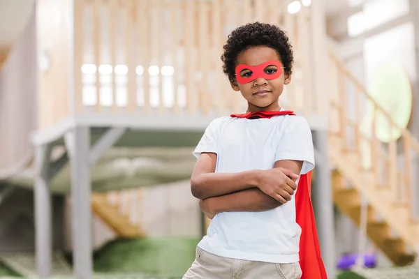 Carino Africano Bambino Bianco Casualwear Rosso Mantello Superman Guardando Mentre — Foto Stock