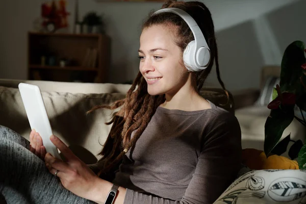 Chica Feliz Con Auriculares Sosteniendo Tableta Delante Misma Mientras Película —  Fotos de Stock