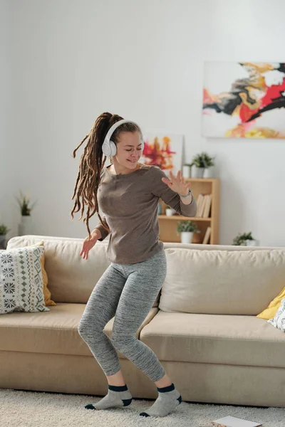 Jonge Vrolijke Energieke Vrouw Activewear Dansen Door Muziek Hoofdtelefoon Terwijl — Stockfoto