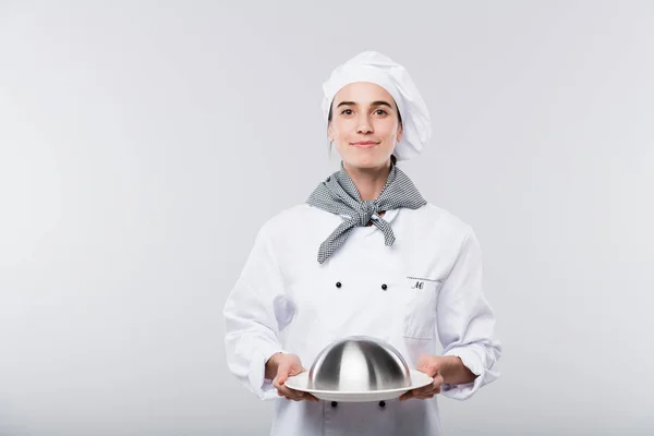 Šťastný Mladý Úspěšný Fena Kuchař Uniformě Nesoucí Cloche Vařené Jídlo — Stock fotografie
