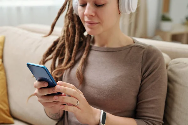 Manos Mujer Joven Con Auriculares Desplazándose Teléfono Inteligente Para Música —  Fotos de Stock