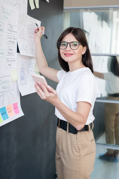 Glad Ung Business Coach Med Smartphone Tittar Dig Samtidigt Förbereda — Stockfoto