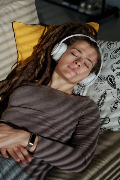 Mujer Bastante Joven Relajada Con Auriculares Tumbados Sofá Suave Habitación —  Fotos de Stock