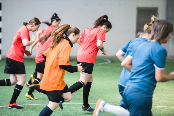 Groupe Footballeuses Actives Uniforme Sport Courant Sur Terrain Pendant Une — Photo