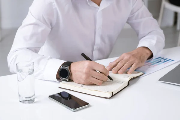 Hände Eines Erfolgreichen Männlichen Unternehmers Weißen Hemd Der Sich Schreibtisch — Stockfoto