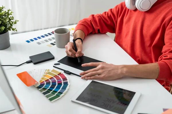 Handen Van Hedendaagse Freelance Ontwerper Met Stylus Grafische Tablet Retoucheren — Stockfoto