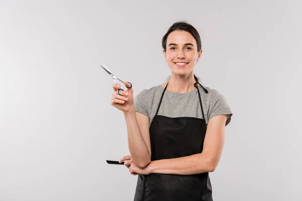 Mooie Jonge Glimlachende Vrouwelijke Kapper Met Haarborstel Schaar Kijken Naar — Stockfoto