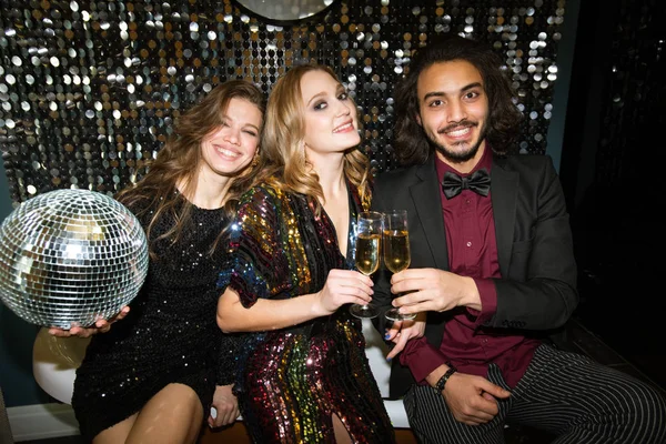 Grupo Jóvenes Amigos Alegres Traje Festivo Haciendo Fiesta Mientras Divierten — Foto de Stock