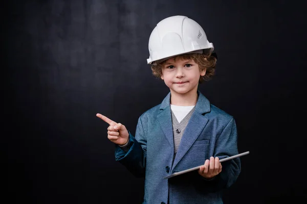 Lindo Niño Hardhat Formalwear Celebración Tableta Digital Mientras Mira Señala —  Fotos de Stock