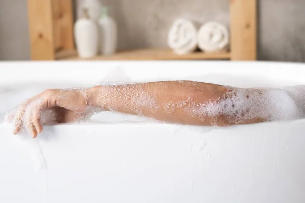 Arm Young Man Relaxing White Porcelain Bath Foam Background Shelf — ストック写真