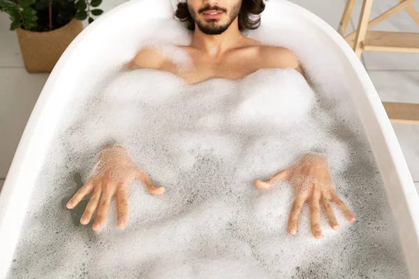 Jeune Homme Couché Dans Une Baignoire Blanche Remplie Eau Chaude — Photo