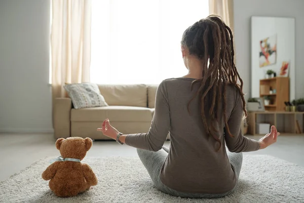 Baksidan Ung Kvinna Sitter Pose Lotus Golvet Och Brun Teddybear — Stockfoto