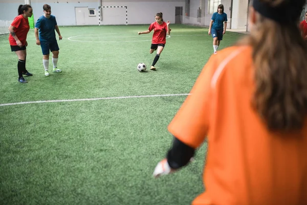 Ragazza Attiva Esecuzione Dopo Pallone Calcio Sul Campo Verde Andare — Foto Stock