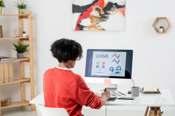 Bakifrån Unga Samtida Webbdesigner Som Arbetar Över Logotyp Medan Sitter — Stockfoto