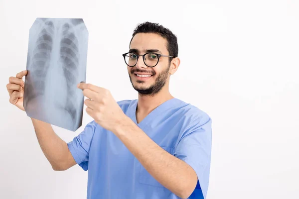 Молодий Усміхнений Радіолог Блакитній Формі Тримає Рентгенівське Зображення Перед Собою — стокове фото