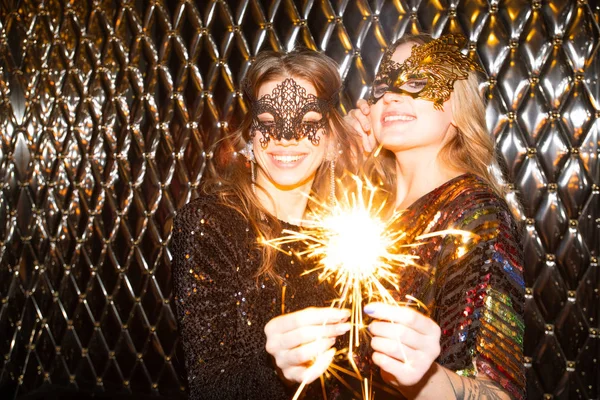 Duas Meninas Alegres Máscaras Venezianas Segurando Luzes Brilhantes Bengala Enquanto — Fotografia de Stock
