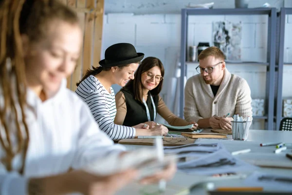 Grupo Jovens Designers Estudantes Felizes Discutindo Ideias Criativas Enquanto Trabalham — Fotografia de Stock