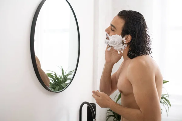 Shirtless Young Muscular Man Applying Shaving Foam Face While Looking — ストック写真