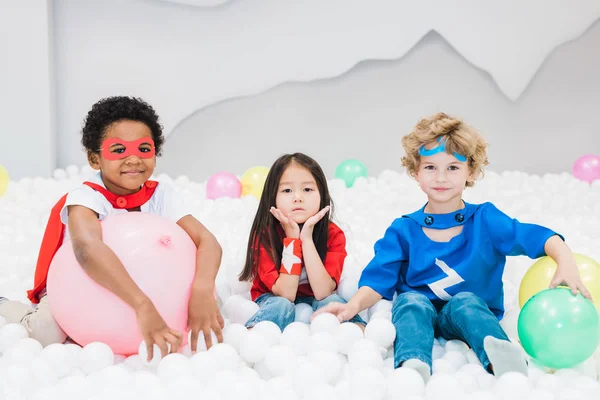 Adorabili Piccoli Amici Interculturali Costume Che Giocano Con Palloncini Bianchi — Foto Stock