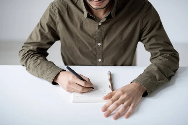 Jovem Estudante Casualwear Fazendo Anotações Página Caderno Enquanto Sentado Mesa — Fotografia de Stock