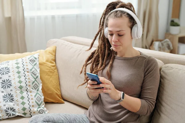 Mujer Joven Contemporánea Con Rastas Escuchando Música Auriculares Desplazándose Teléfono —  Fotos de Stock