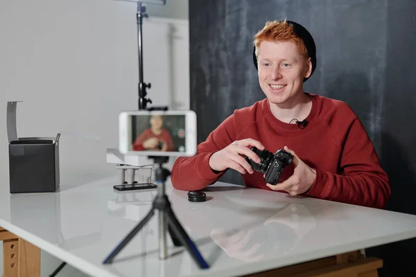 Jonge Vrolijke Man Casualwear Zit Achter Bureau Voor Videocamera Studio — Stockfoto