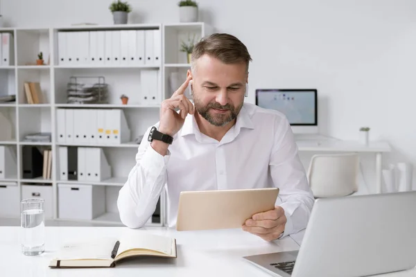 Empleador Exitoso Con Panel Táctil Viendo Video Línea Mientras Está — Foto de Stock