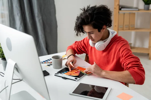 Νεαρός Σύγχρονος Σχεδιαστής Casualwear Κάθεται Στο Χώρο Εργασίας Στο Σπίτι — Φωτογραφία Αρχείου