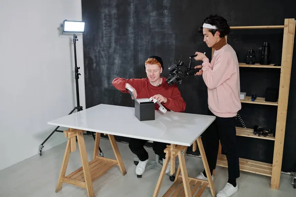 Joven Camarógrafo Con Equipo Video Disparando Vlogger Masculino Sentado Junto — Foto de Stock