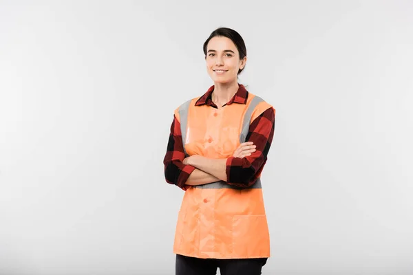 Šťastný Mladý Ženský Inženýr Pracovních Oděvech Oranžové Bundě Zkřížené Paže — Stock fotografie