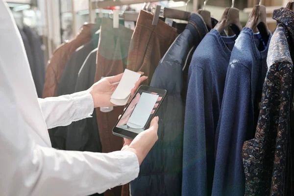 Manos Del Asistente Tienda Con Teléfono Inteligente Tomar Una Foto — Foto de Stock