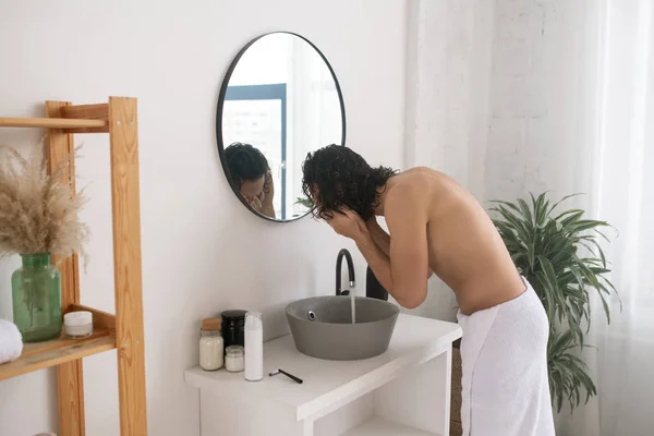 Ung Topless Man Böja Sig Över Skål Framför Spegeln Medan — Stockfoto