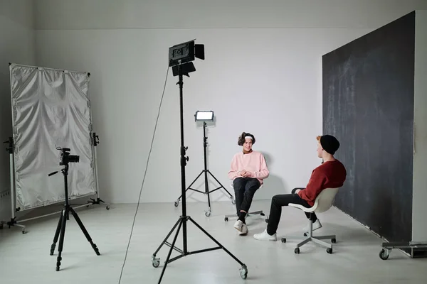 Deux Jeunes Vloggers Sympathiques Discutant Des Tendances Contemporaines Mode Assis — Photo