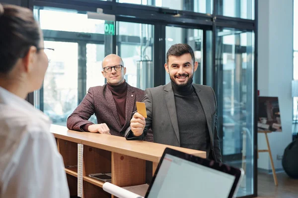 One Contemporary Business Travelers Showing Plastic Card Hotel Receptionist While — Stockfoto