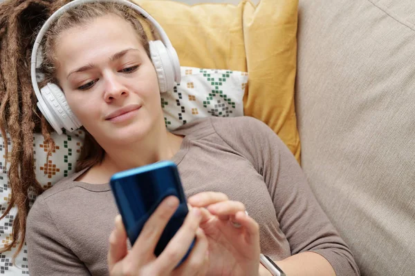 Menina Repousante Com Dreadlocks Ouvir Música Fones Ouvido Rolagem Smartphone — Fotografia de Stock