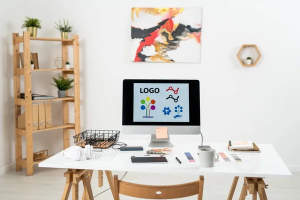 Lugar Trabajo Del Diseñador Web Contemporáneo Con Monitor Computadora Tableta — Foto de Stock