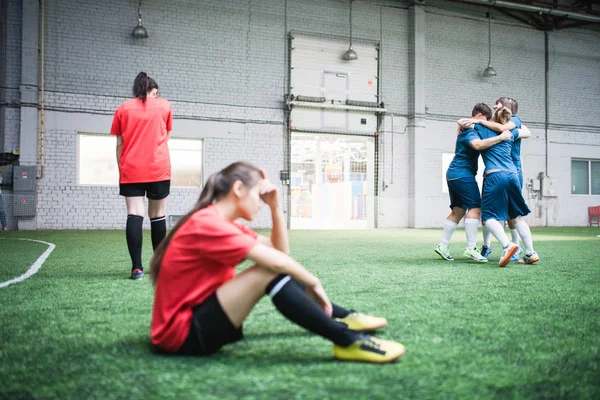 Meninas Chateadas Uniforme Esportes Vermelhos Expressando Falha Enquanto Jovens Mulheres — Fotografia de Stock