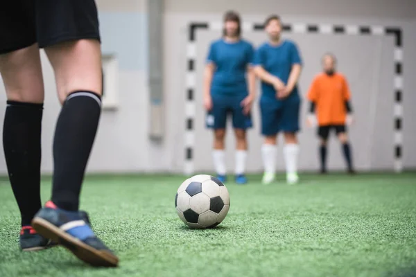 Fußballball Auf Grünem Fußballfeld Mit Beinen Einer Jungen Sportlerin Die — Stockfoto