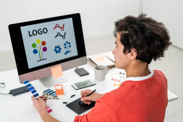 Hombre Joven Con Paleta Colores Creando Logotipo Para Sitio Web —  Fotos de Stock