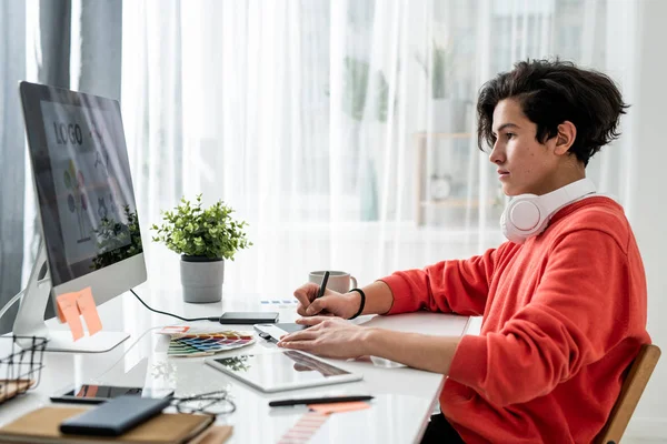 Giovane Designer Sesso Maschile Serio Guardare Schermo Del Computer Mentre — Foto Stock