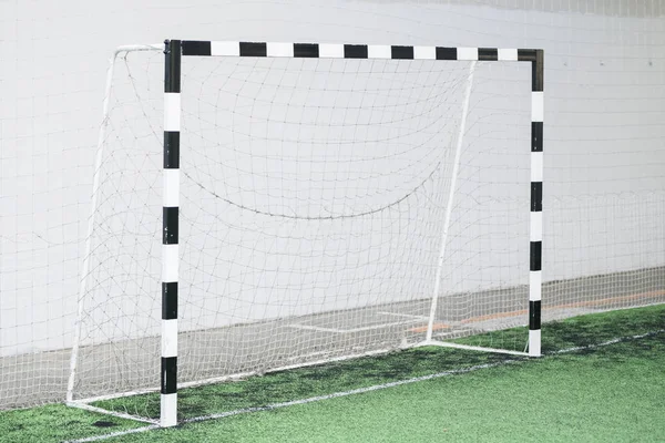 体育场绿地白墙上的足球大门和网眼 用于体育训练和比赛 — 图库照片