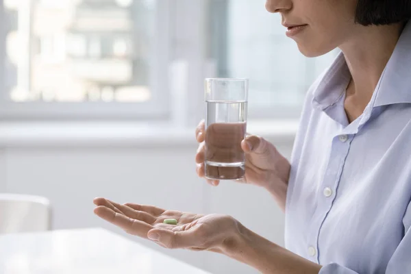 Empresaria Cansada Con Dolor Cabeza Tener Vaso Agua Analgésico Mientras — Foto de Stock