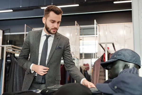 Junger Mann Eleganten Anzug Schaut Sich Neue Kollektion Von Mützen — Stockfoto