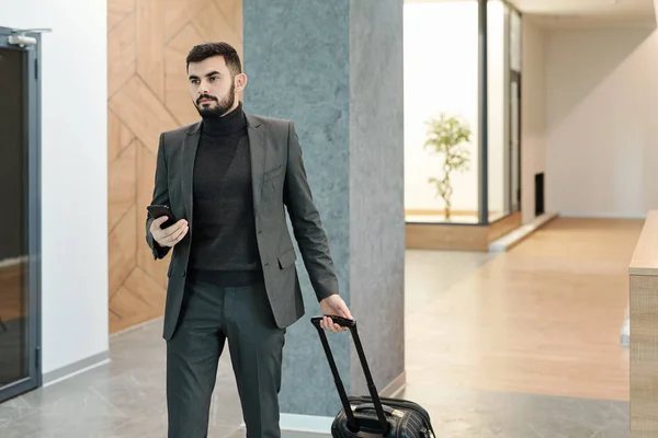 Joven Hombre Negocios Elegante Tirando Maleta Mientras Mueve Largo Del —  Fotos de Stock