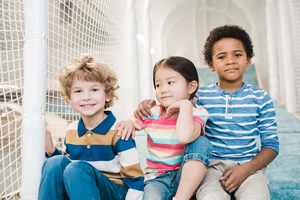 Adorable Affectionate Intercultural Boys Girl Casualwear Gathered Together Play Area — Stockfoto