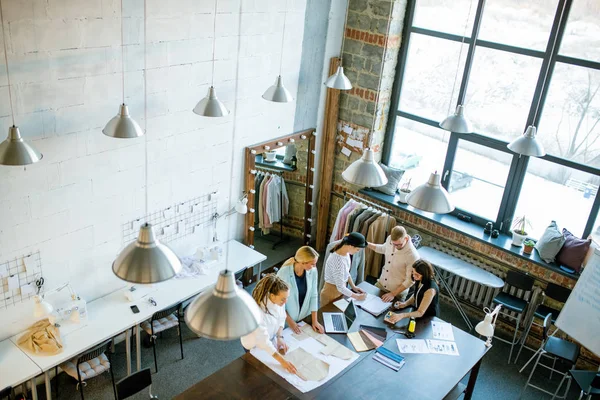 Ομάδα Νέων Σύγχρονων Δημιουργικών Σχεδιαστών Συγκεντρώθηκαν Στο Στούντιο Για Εργαστούν — Φωτογραφία Αρχείου