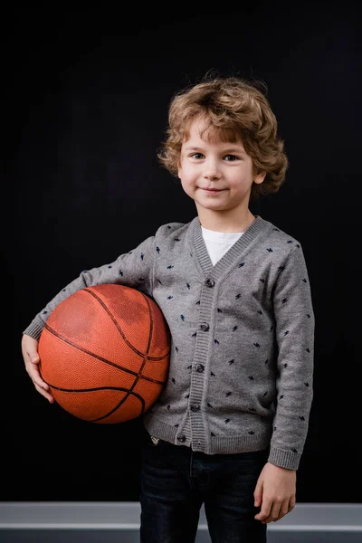 Menino Adorável Casualwear Segurando Bola Para Jogar Basquete Enquanto Frente — Fotografia de Stock