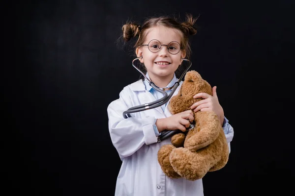 Menina Feliz Bonito Com Estetoscópio Examinando Teddybear Frente Câmera Contra — Fotografia de Stock